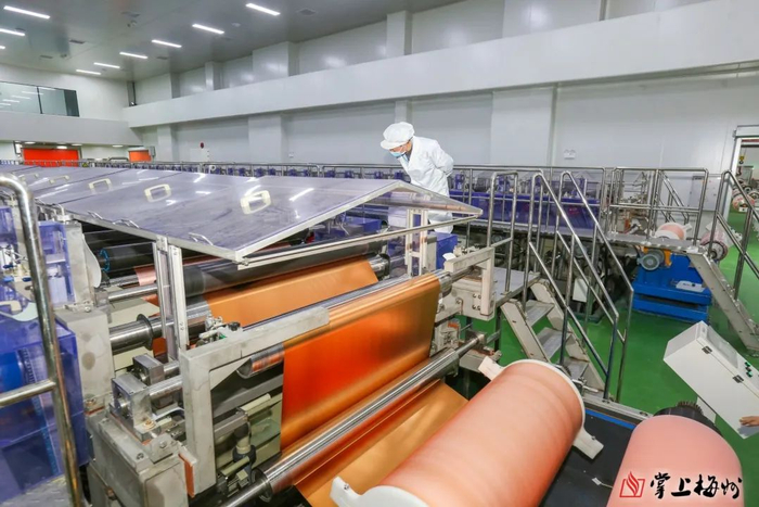 广东盈华电子科技有限公司车间里一派热火朝天的繁忙景象。