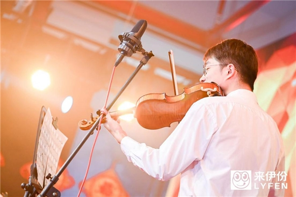 　　气氛热烈，一张张照片留下新春团拜会温情瞬间