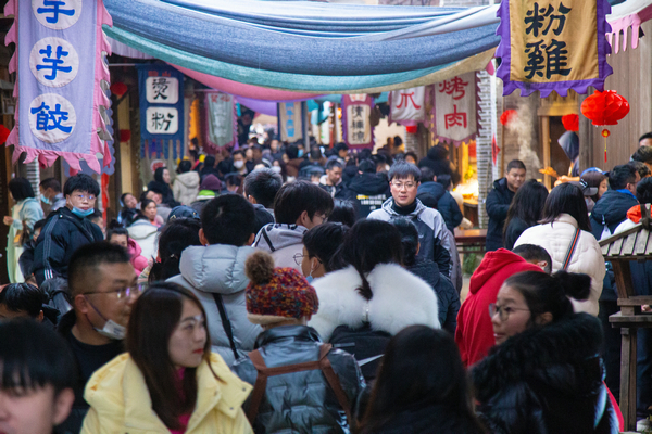 　　仙居集市人潮涌动