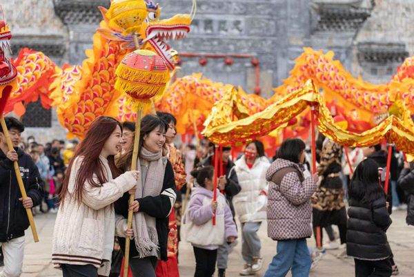 　　游客积极参与舞龙