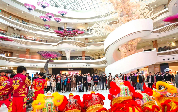 图为中免海口国际免税城浓浓的年味消费场景。（图片由海口国际免税城提供 ）