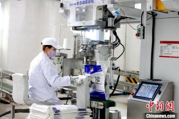 图为茶卡盐业工人正在包装盐。（资料图）　茶卡盐业供图
