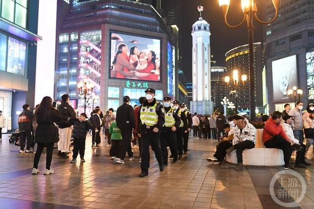 ▲春节假期，民警在解放碑附近执勤