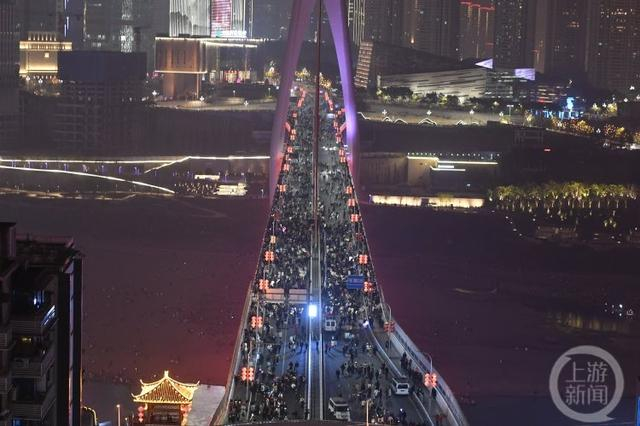 ▲春节期间，千厮门大桥多次成为“人行天桥”