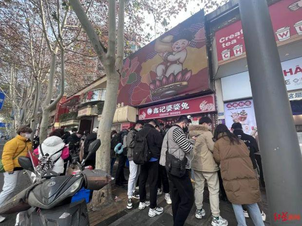 ▲排长队买兔头