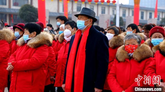 部分村民穿起了喜庆的大红袄参与“全家福”拍摄。　后八里沟村供图