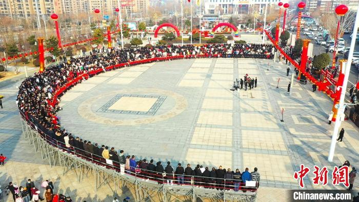 后八里沟村拍摄“全家福”现场。　后八里沟村供图