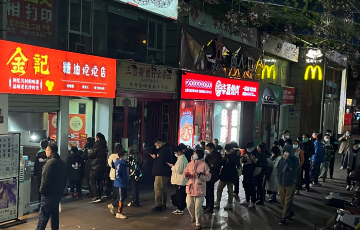 凌晨，饕客们在寒风中排队，只为一口糖油坨坨，时代财经张汀雯摄