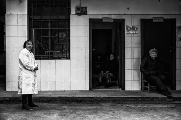 在医护人员的精心护理和病友间的互相扶持下，麻风村的病患没有被遗忘，更没有被社会抛弃 图源：中国国家地理