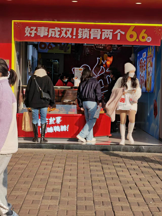 （绝味食品步行街门店前 财联社记者拍摄）