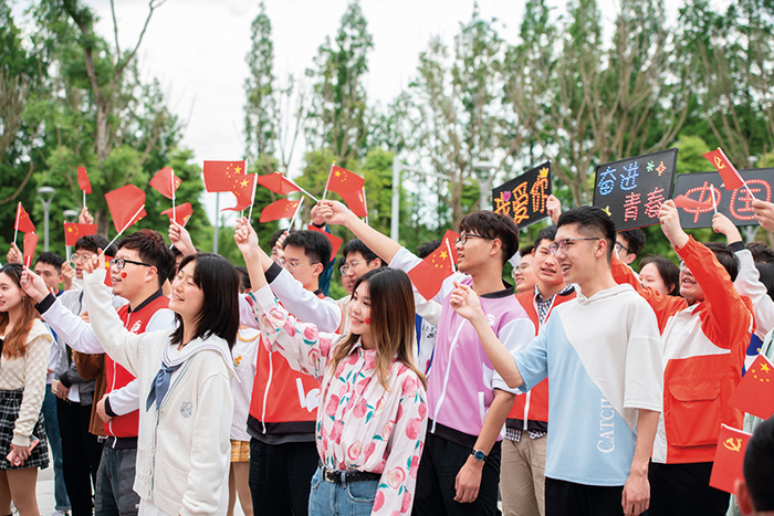 电子科技大学师生表演红歌快闪庆祝中国共产党成立 100 周年（2021 年 4 月 25 日摄）电子科技大学供图