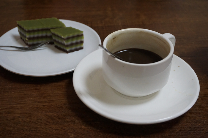 在巷子里的小咖啡店，一杯咖啡，一盘椰汁斑斓糕，子润和阿米度过了一下午，受访者供图