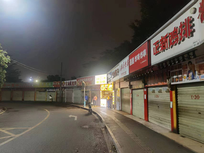 一排小吃店中，仅一家开业 陈熊海摄