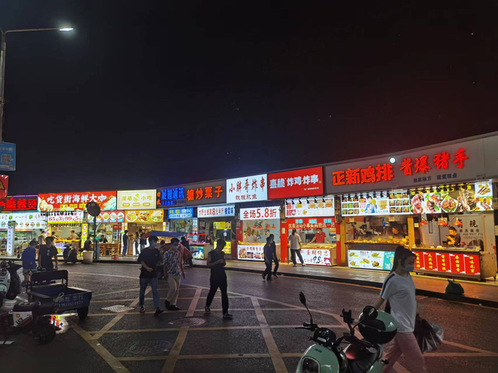 非春节期间，富士康旁城中村小吃店的景象 陈熊海摄