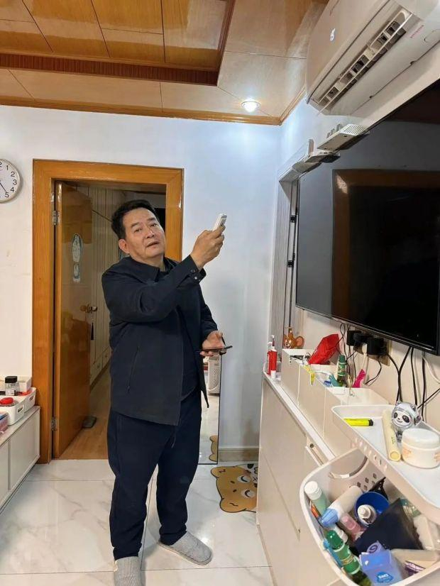 ▲康景安演示使用空调空气能热水器。