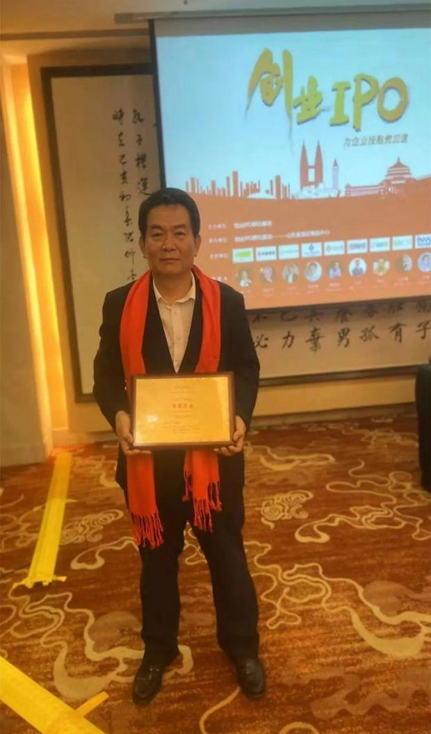 ▲康景安凭借自己的发明获得了不少荣誉。