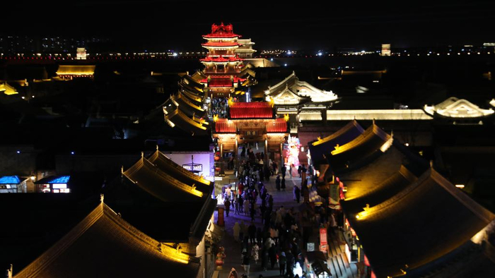 太原古县城十字街夜景。（受访者供图）