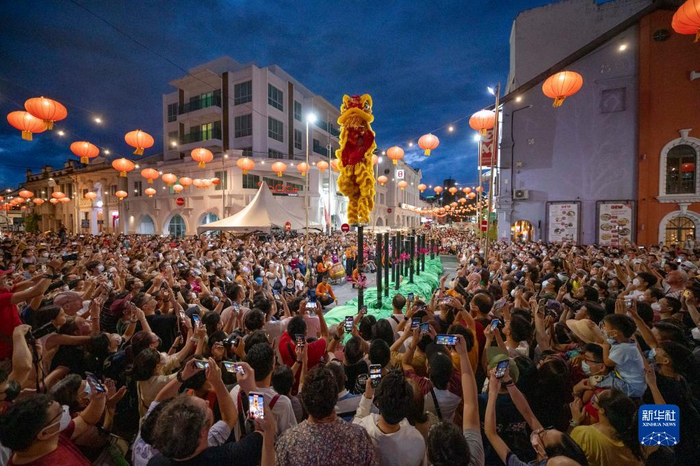 这是1月28日在马来西亚槟城州首府乔治市举行的槟城庙会上拍摄的舞狮表演。 新华社发（张纹综摄）