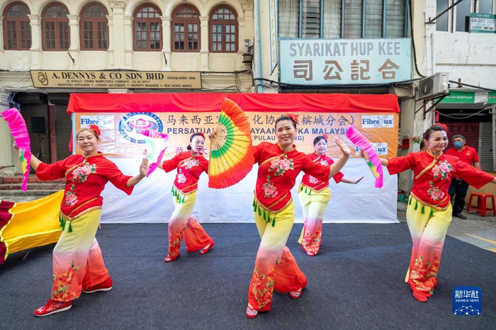 这是1月28日在马来西亚槟城州首府乔治市举行的槟城庙会上拍摄的舞蹈表演。 新华社发（张纹综摄）