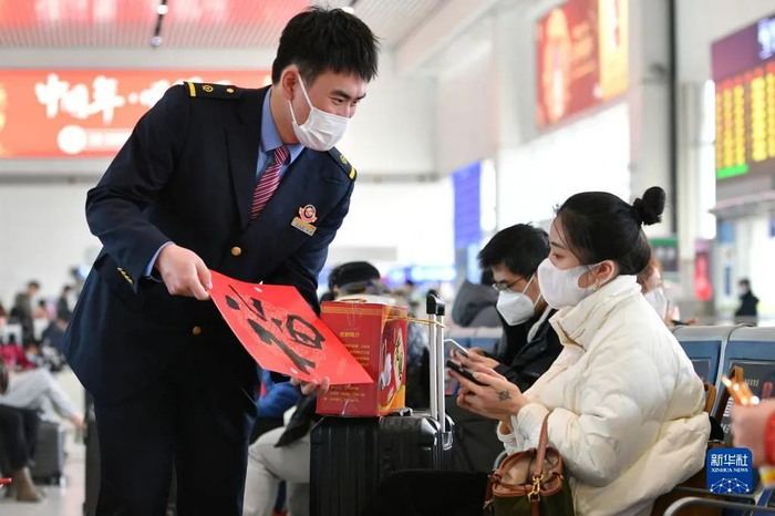 1月6日，在常州站候车室，工作人员向候车旅客送上福字和新春祝福。