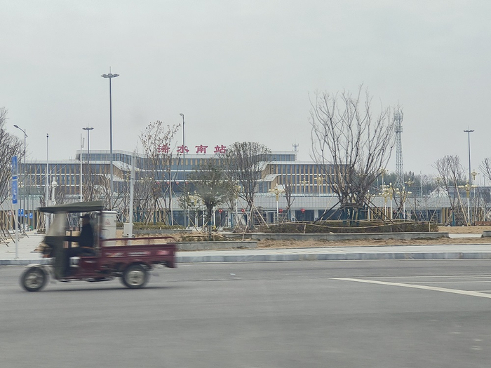 王伟曾盼望着高铁站建在建材城附近 图源：时代财经