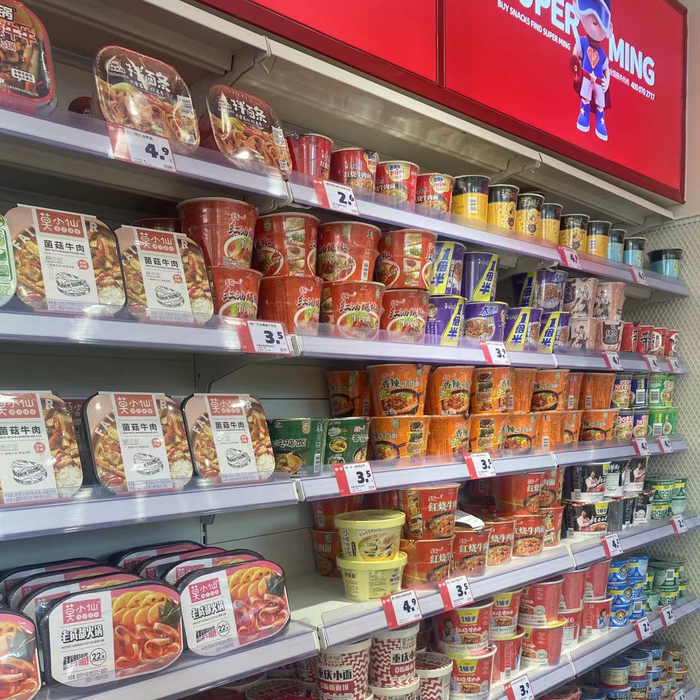 量贩零食店内泡面货架 财联社记者拍摄