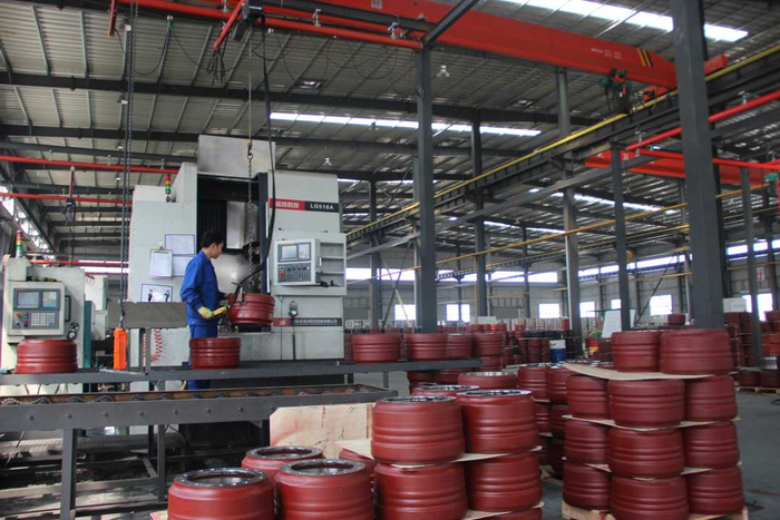 确山县恒久机械智能化生产车间一角。段阳东摄