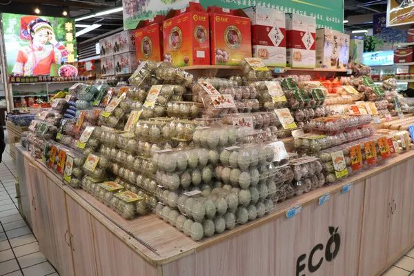 春节期间超市鸡蛋货源充足。（图片来源：人民网）