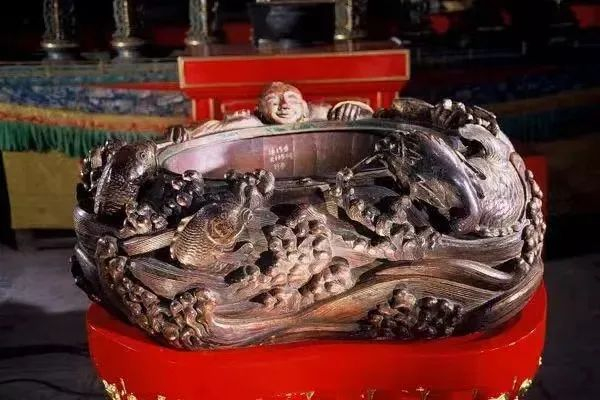 ▲鱼龙变化盆，乾隆洗三盆，现藏于北京雍和宫。（图片来源：网易号“家住大兴”）