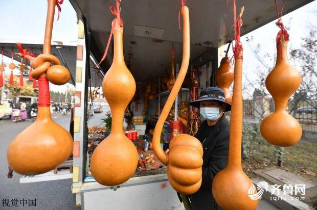 图/青岛市城阳区流亭街道李家女姑社区的大集上，摆放售卖的工艺葫芦。
