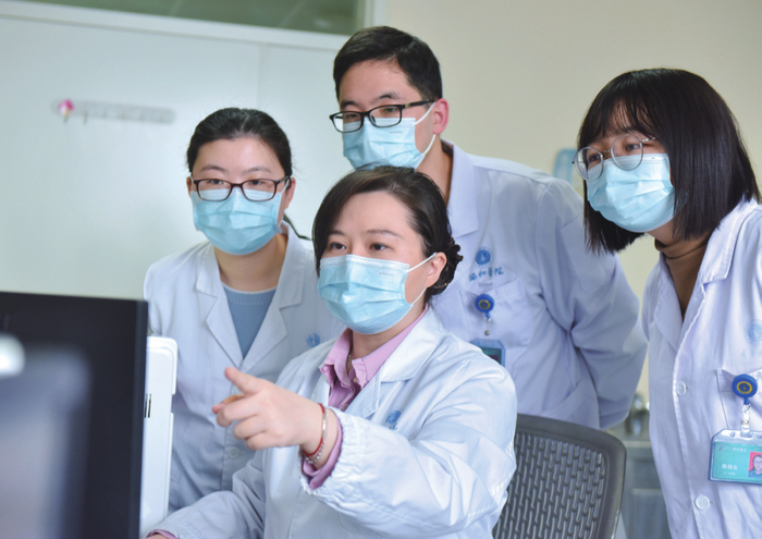 王琳（中）指导科研