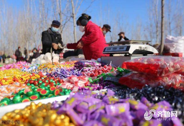 图/12月28日，山东临沂，在沂南县岸堤镇大集上，市民在逛集备年货。