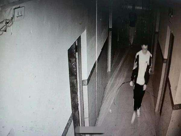 ▲胡鑫宇出现在监控里，那是他最后的影像。