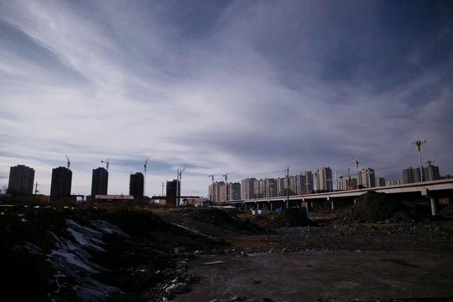 城市的边缘，高层住宅正在建设。新京报记者 史航摄 