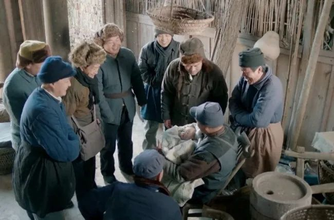 ▲爷爷带孙子吃百家饭。（图片来源：网易号“大咖在说史”）