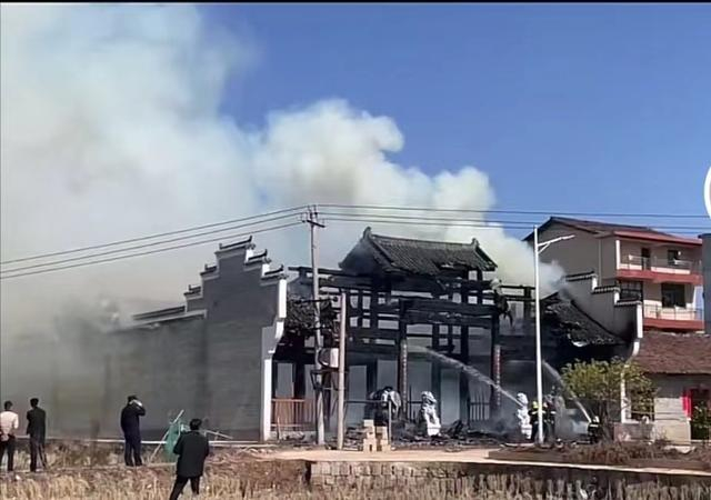 消防员正在灭火 图|视频截图