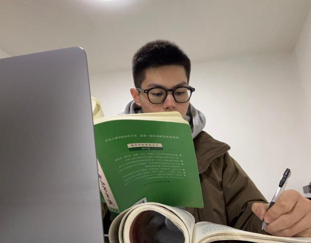 ▲金先生正在准备教案