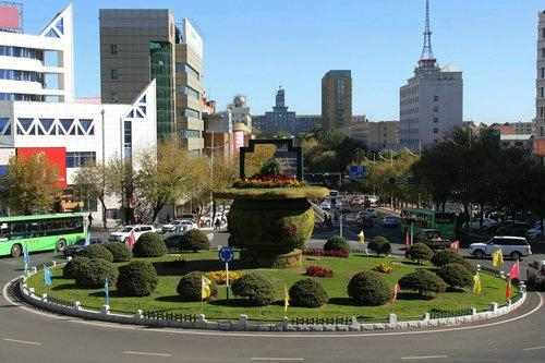 鹤岗的街道整洁宽敞。图源：鹤岗市向阳区人民政府官网 