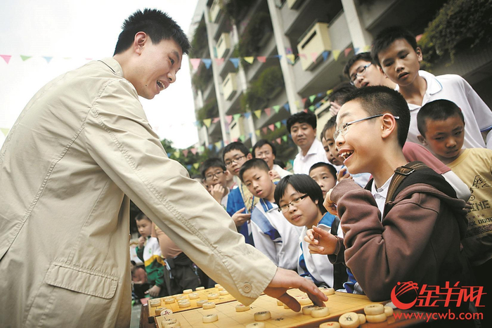 许银川（左） 羊城晚报全媒体记者 何奔 摄