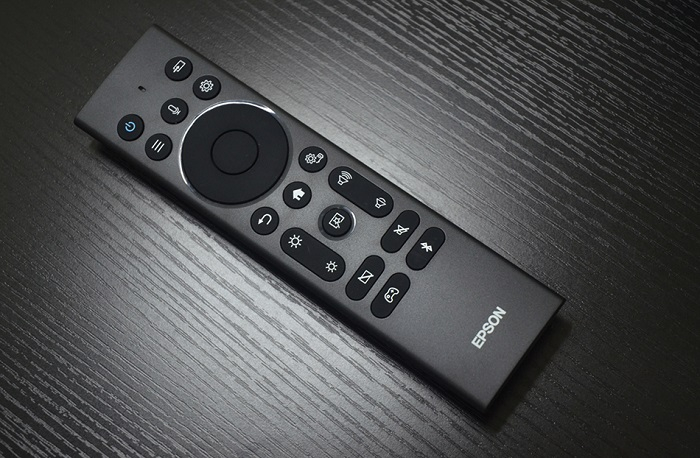 遥控器采用的简约设计之风，按键设计符合主流习惯