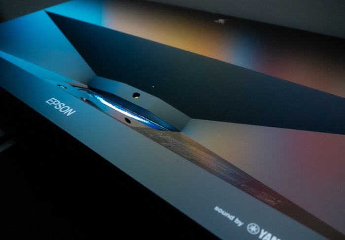 爱普生EH-LS800贴墙放置就能投影很具沉浸感的大画面