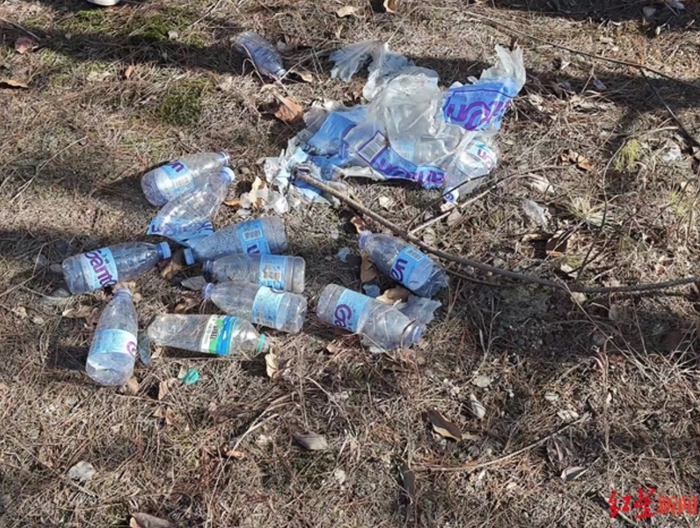 散落在金鸡山上的矿泉水瓶 图片来源：红星新闻