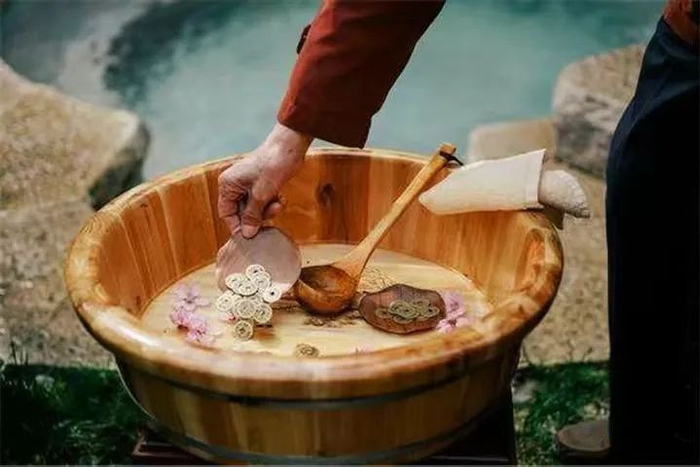 ▲添盆。（图片来源：今日头条号“历史中郎将”）