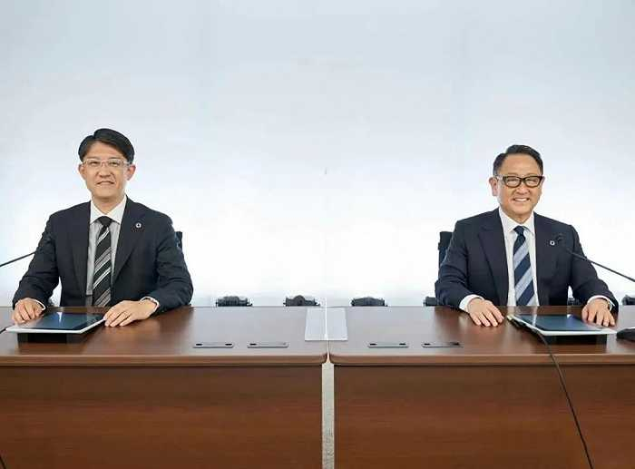 佐藤恒治（左）和丰田章男，图源丰田章男微博