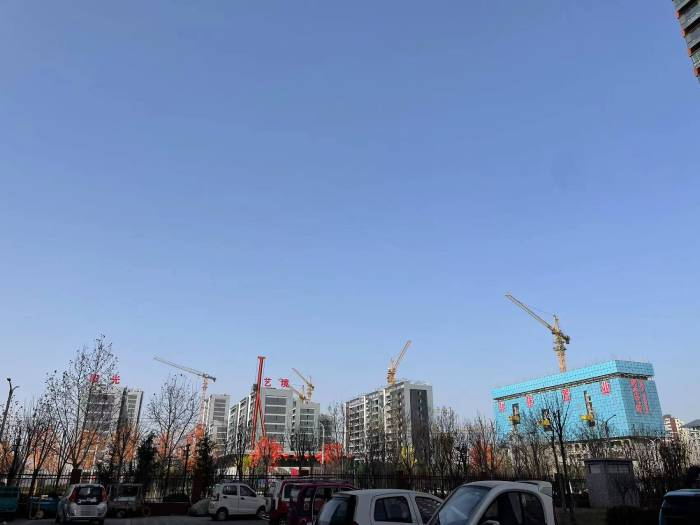 正在建设的楼盘。 李凯旋/摄