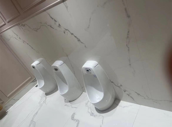 ↑深圳一儿童乐园内的女厕所装有小便池