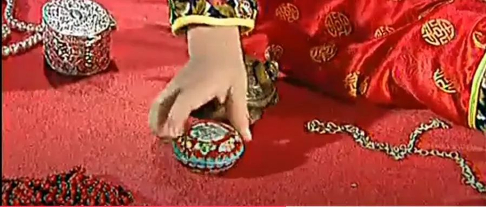 ▲宝玉抓周。（图片来源：电视剧《红楼梦》截图）