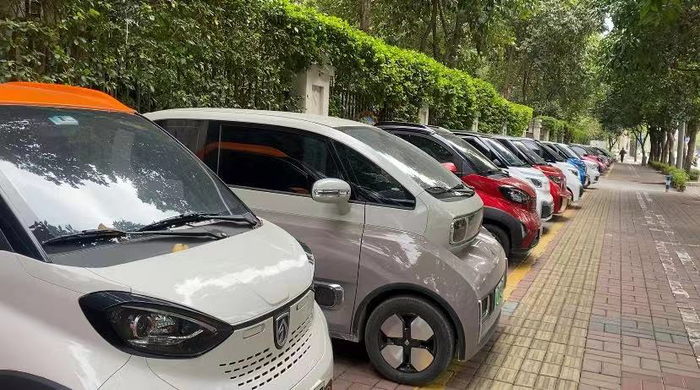 停在路边的小型电动汽车。 新京报贝壳财经记者 林子