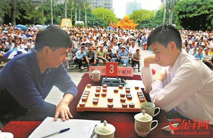 吕钦和许银川（右）在“五羊杯”上对弈 郑迅 摄