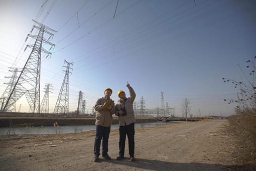 天津城南供电公司员工巡查110千伏葛北线。